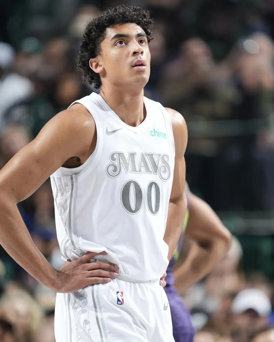 开云-浓眉哥重返赛场,险胜首场状态出色,拜仁观众沸腾!-开云